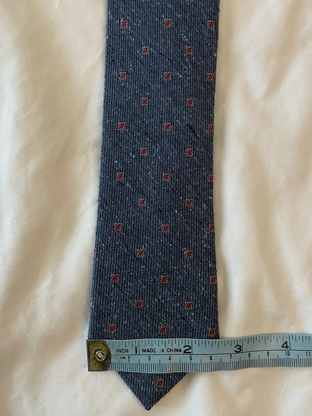 The Tie Bar Men's Navy Silk Tie with Red Medallions - Picture 4 of 7
